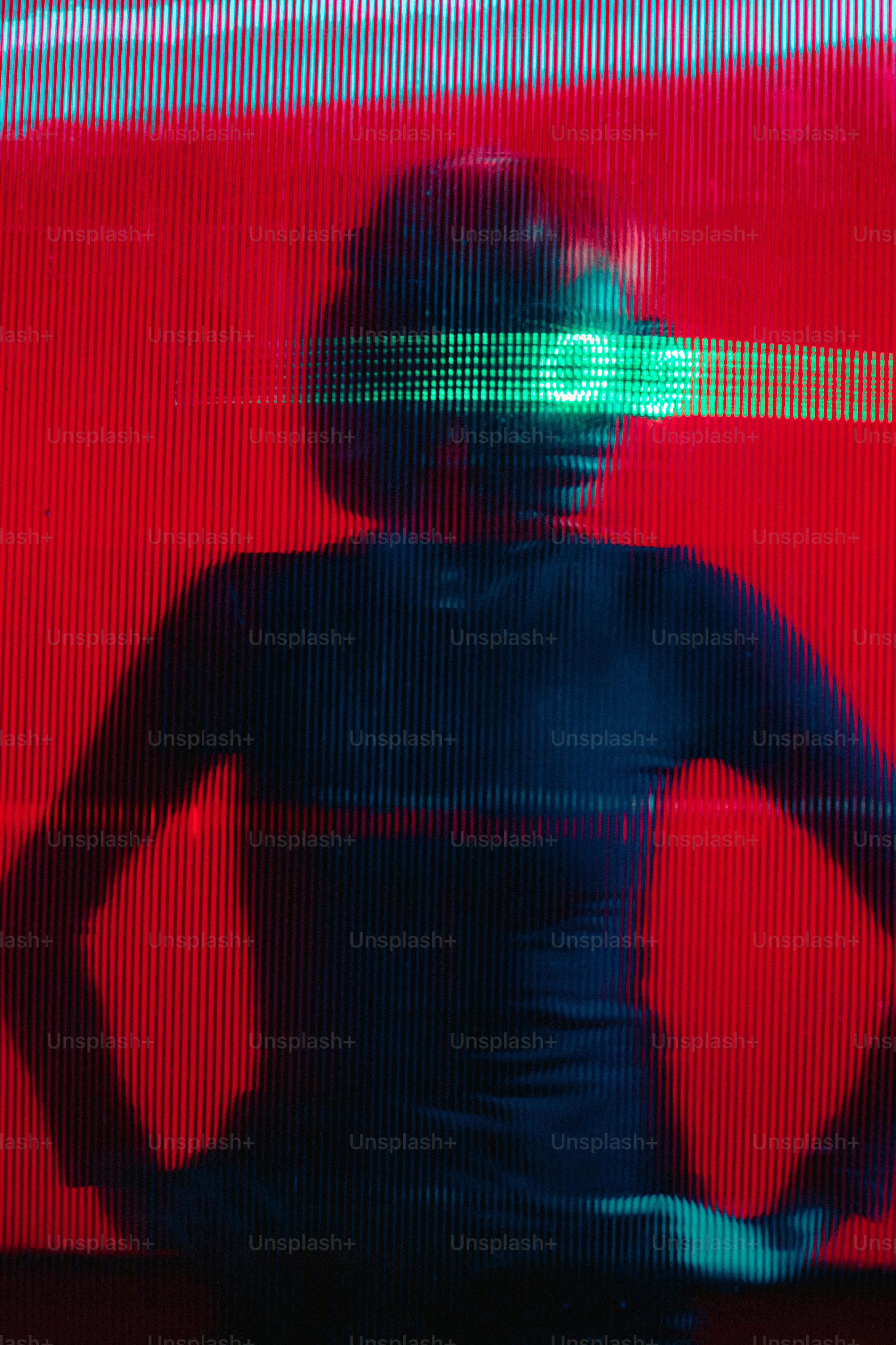 Un uomo in piedi davanti a un muro rosso