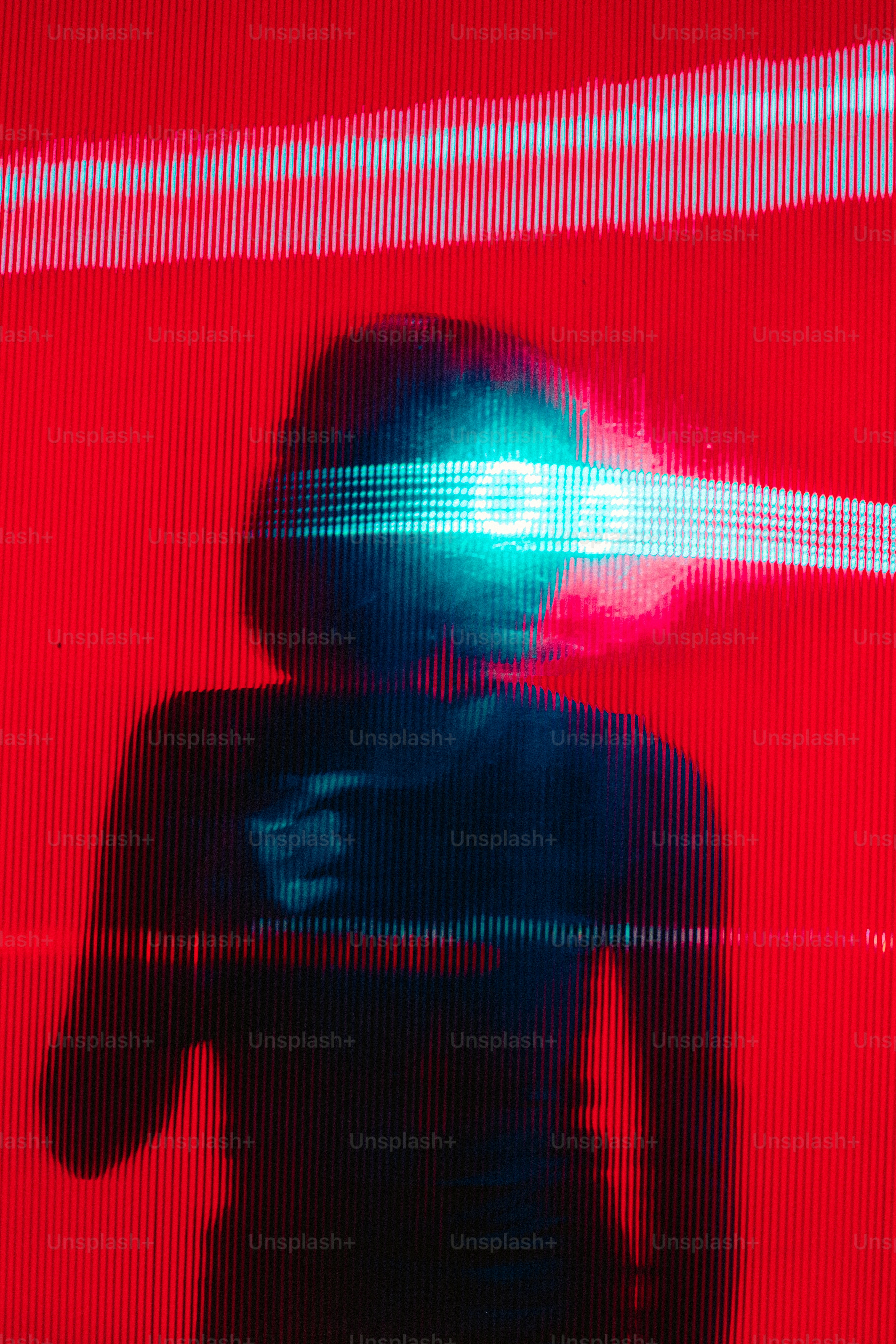 Una persona in piedi di fronte a un muro rosso