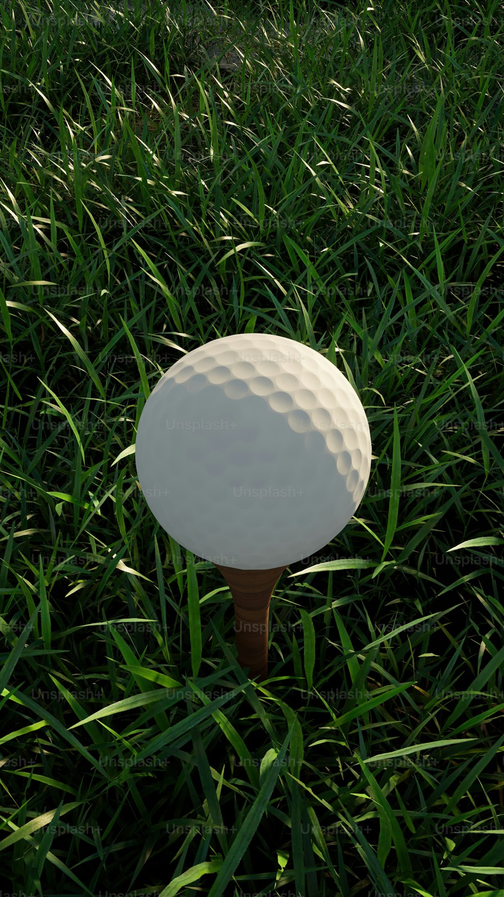 uma bola de golfe branca sentada em cima de uma camiseta de madeira