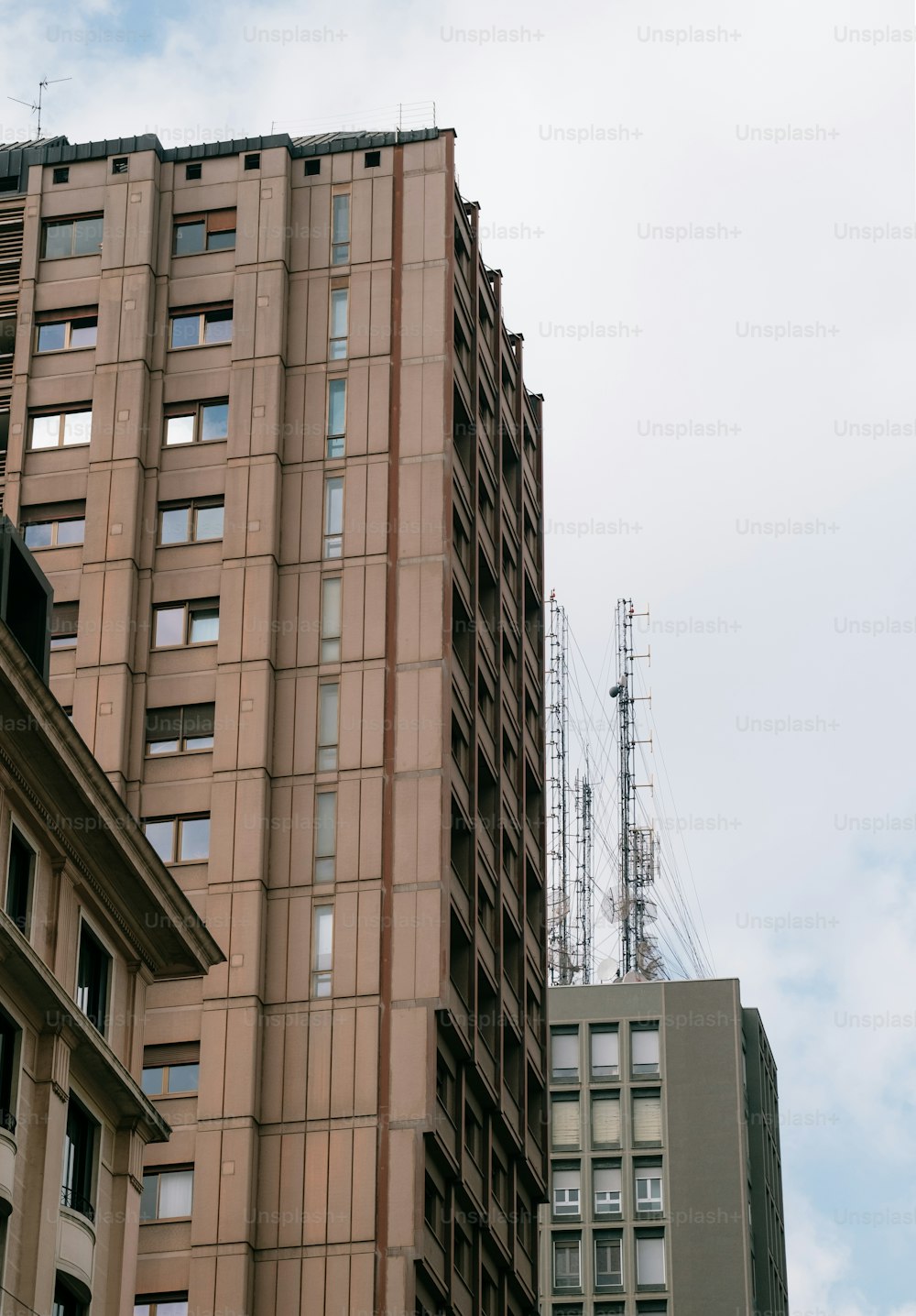 un grand bâtiment avec une horloge sur le côté