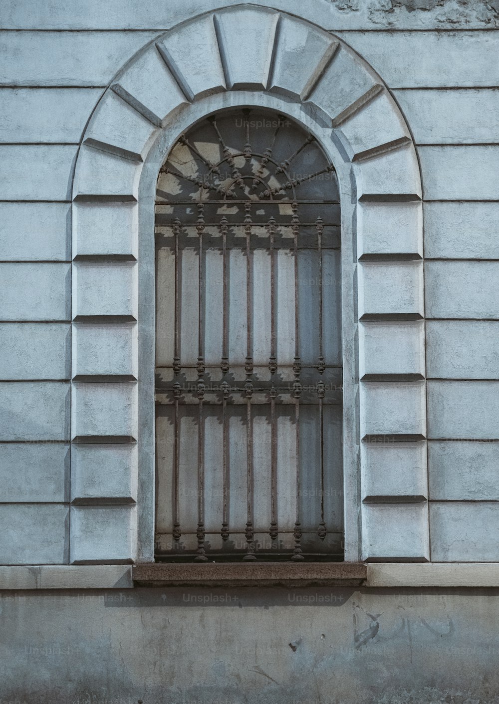 una finestra con sbarre sul lato di un edificio
