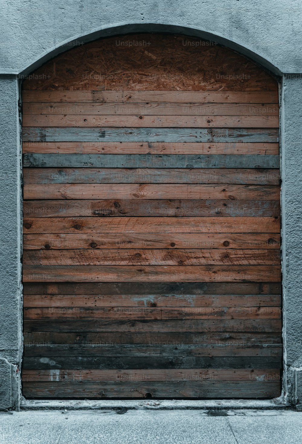uma grande porta de garagem de madeira na lateral de um edifício