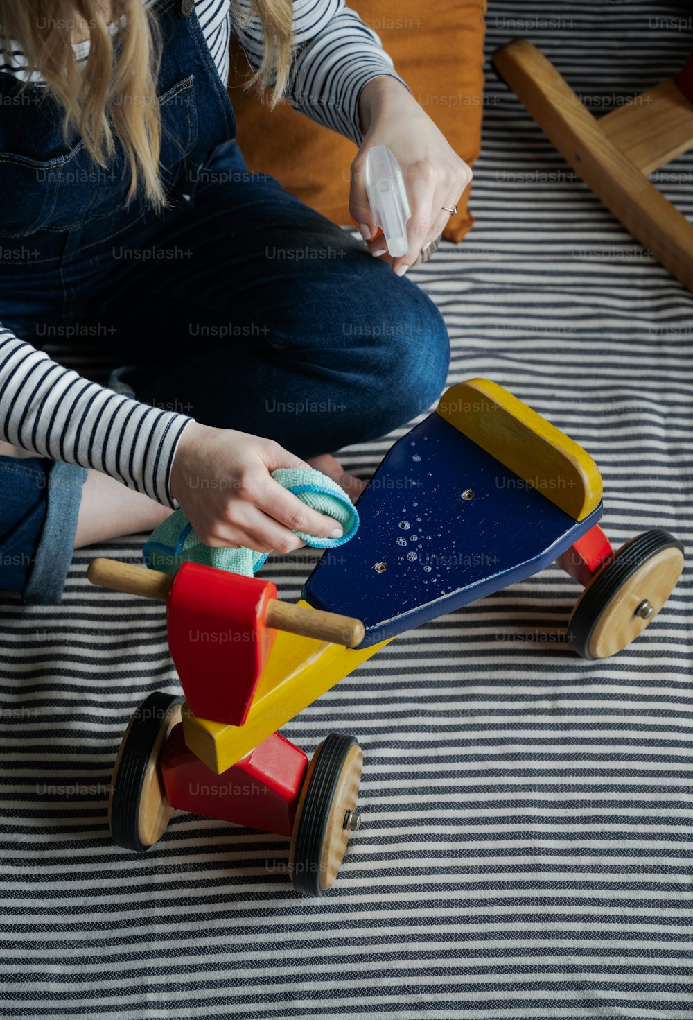 Ein kleines Mädchen spielt mit einem Spielzeug-Skateboard