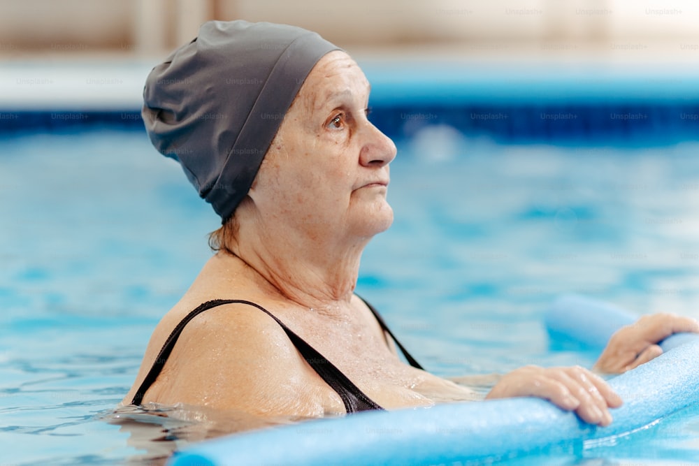 Une femme dans une piscine portant un bonnet de bain