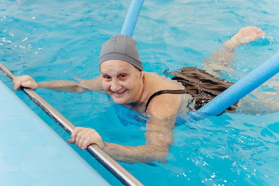 Un homme nageant dans une piscine portant un bonnet de bain photo – Photo  Chapeau Gratuite sur Unsplash