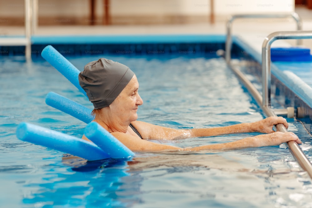 uma mulher em uma piscina vestindo uma touca de natação