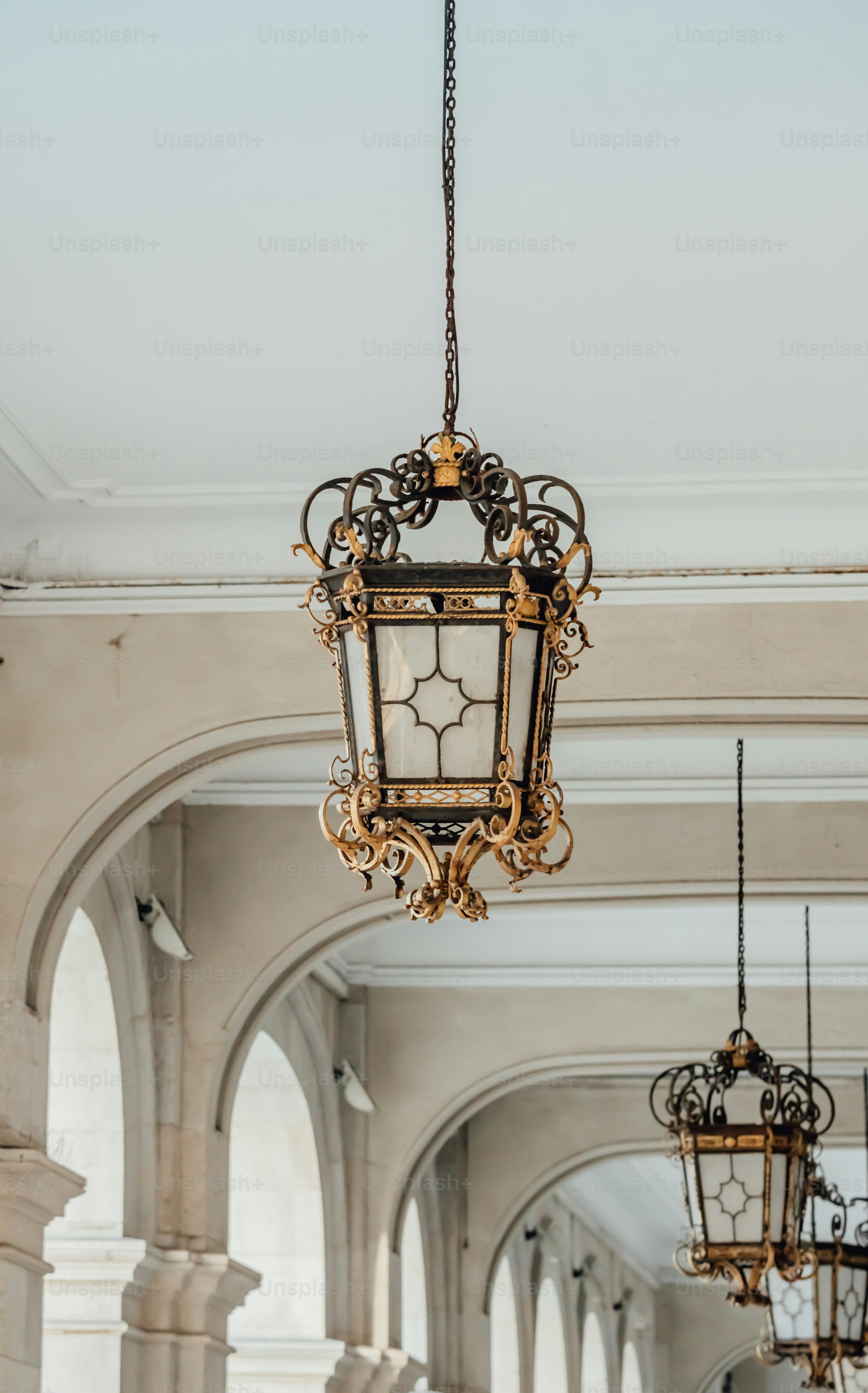 um lustre pendurado em um teto em um edifício
