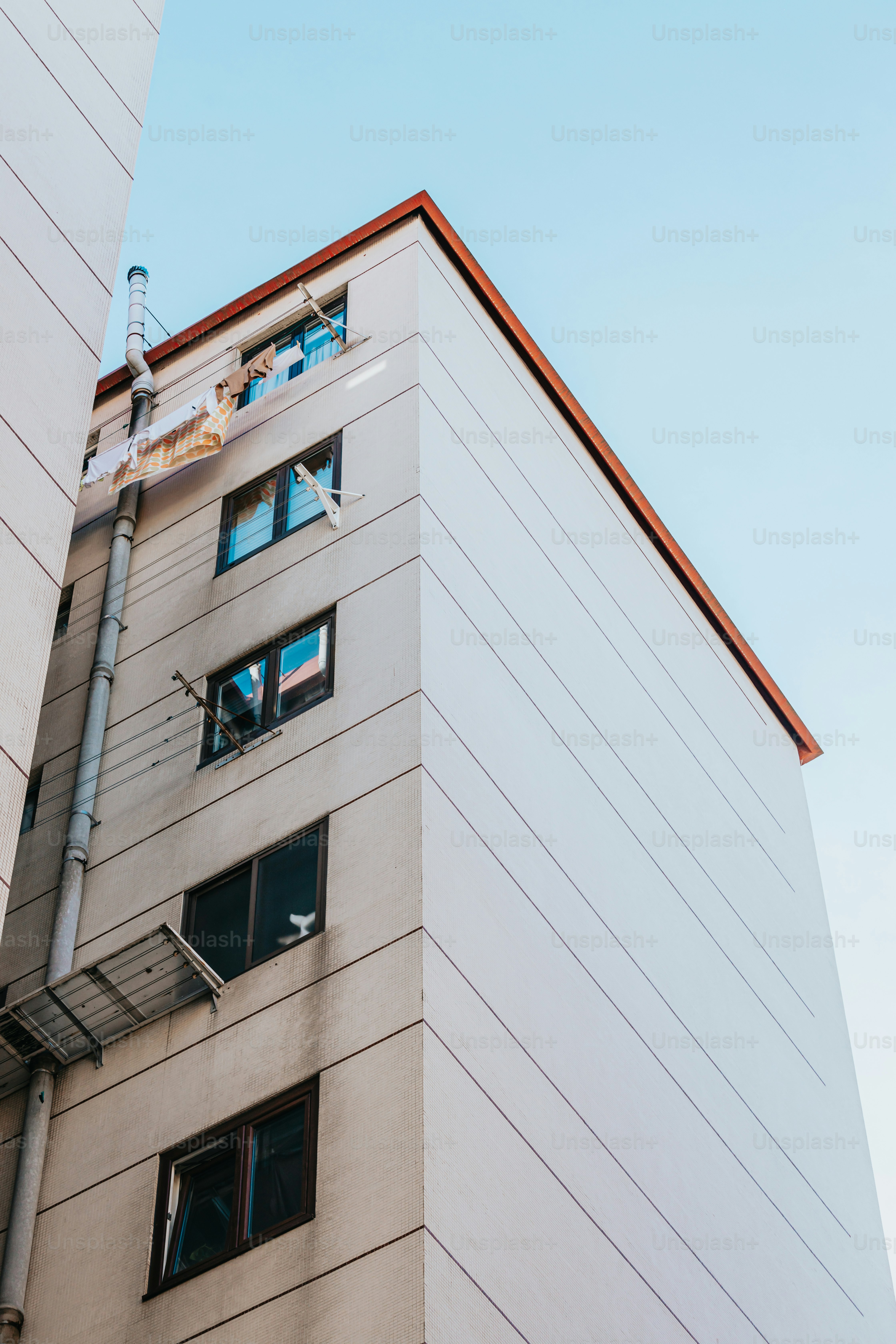 um edifício branco alto com um fundo do céu