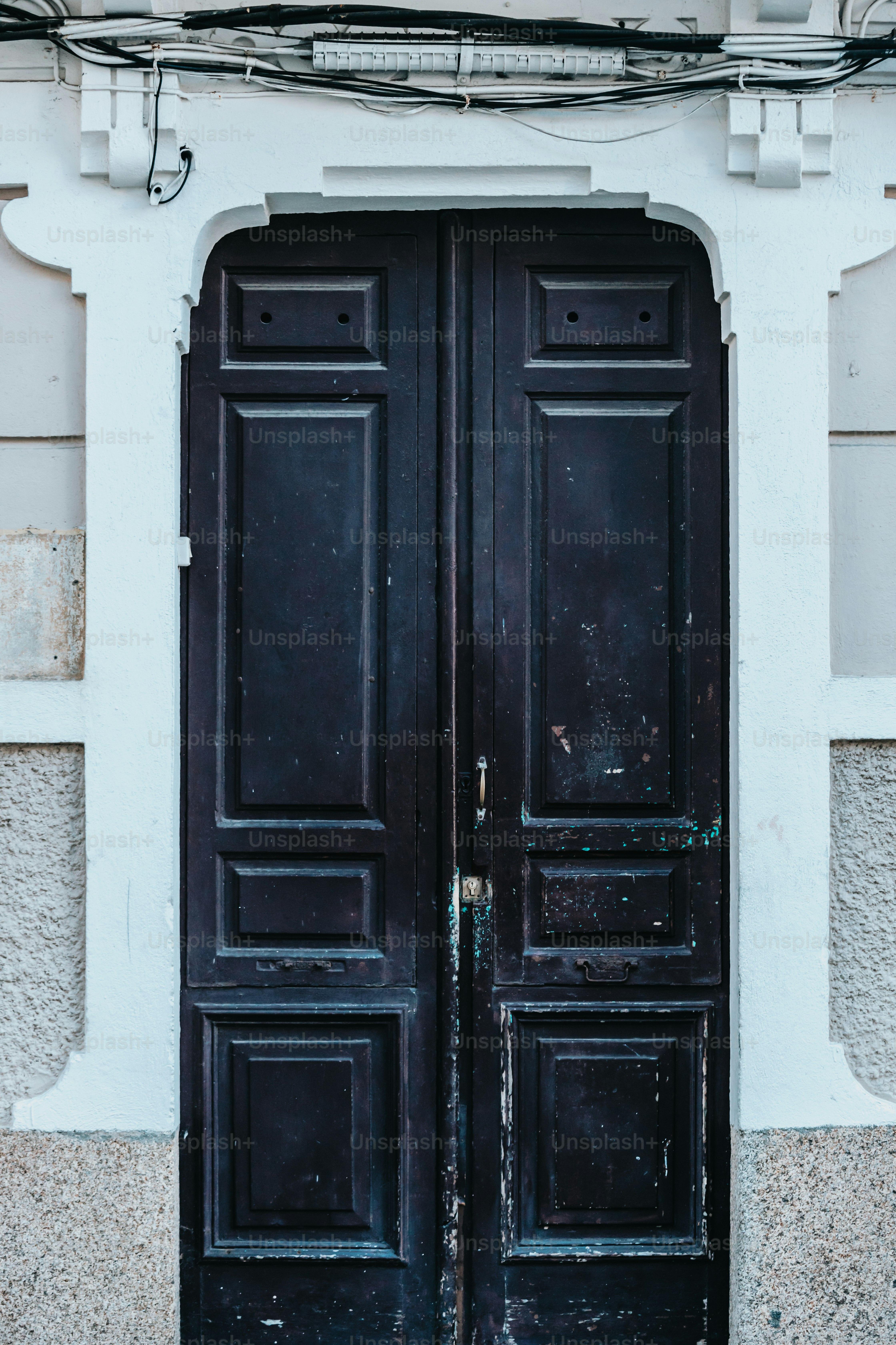 um par de portas pretas sentadas uma ao lado da outra