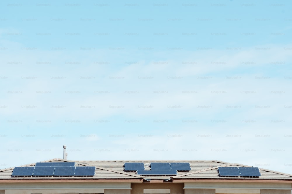 o telhado de um edifício com painéis solares sobre ele