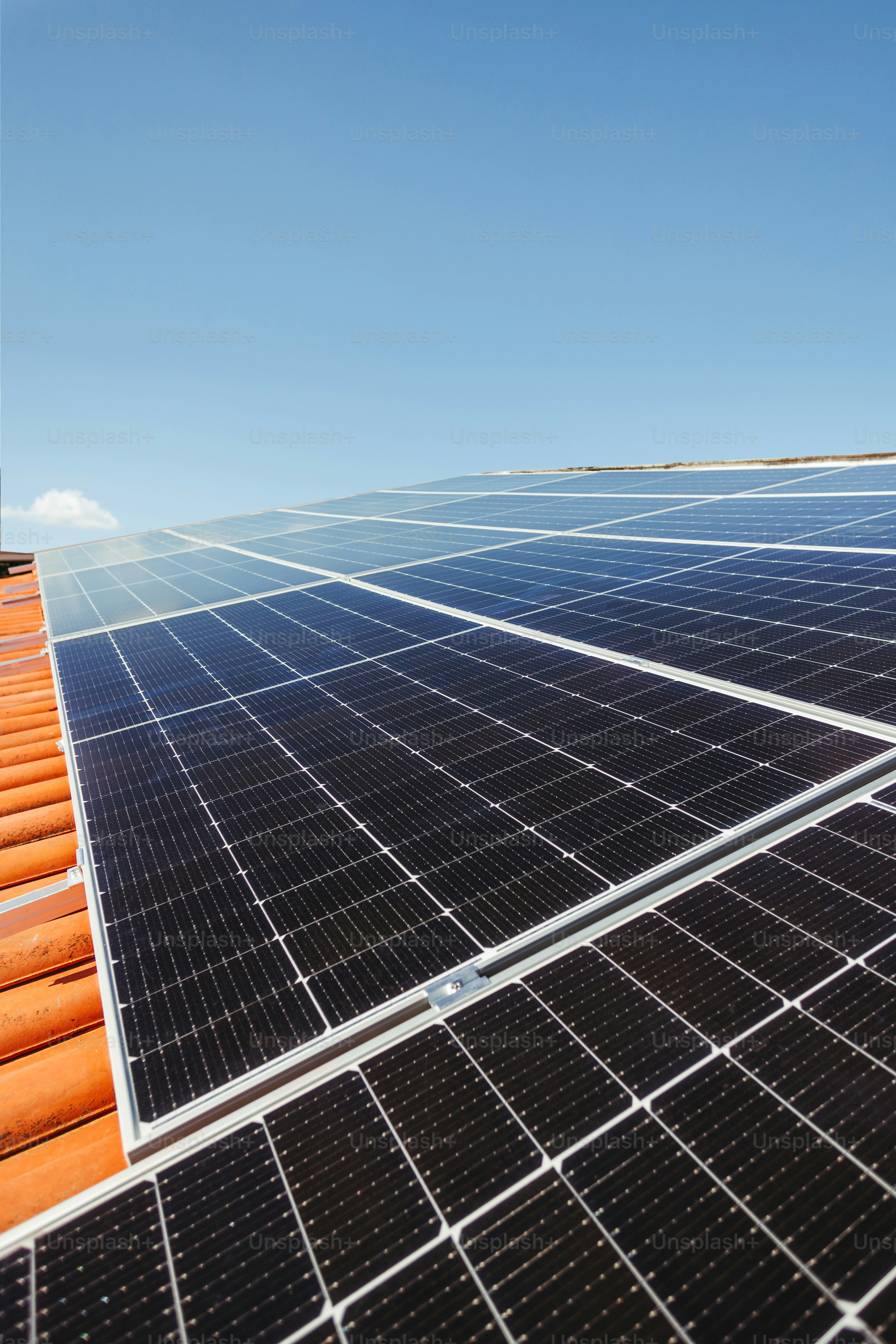 un panneau solaire avec un fond de ciel