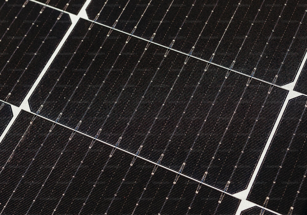 um close up de muitas fileiras de painéis solares