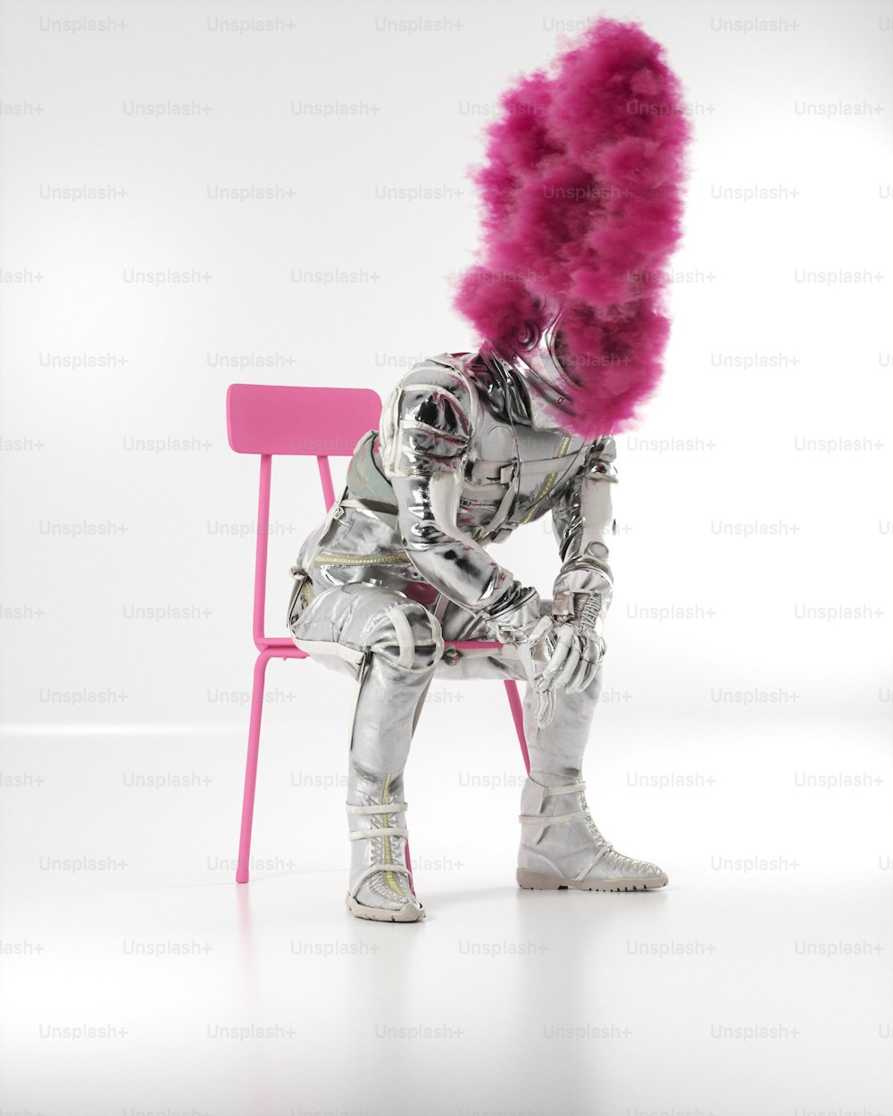 une personne assise sur une chaise rose avec des cheveux roses