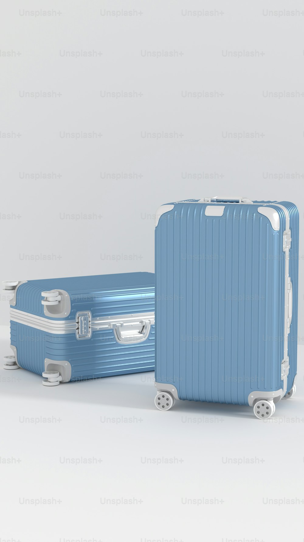 Dos piezas de equipaje azul sentadas una al lado de la otra