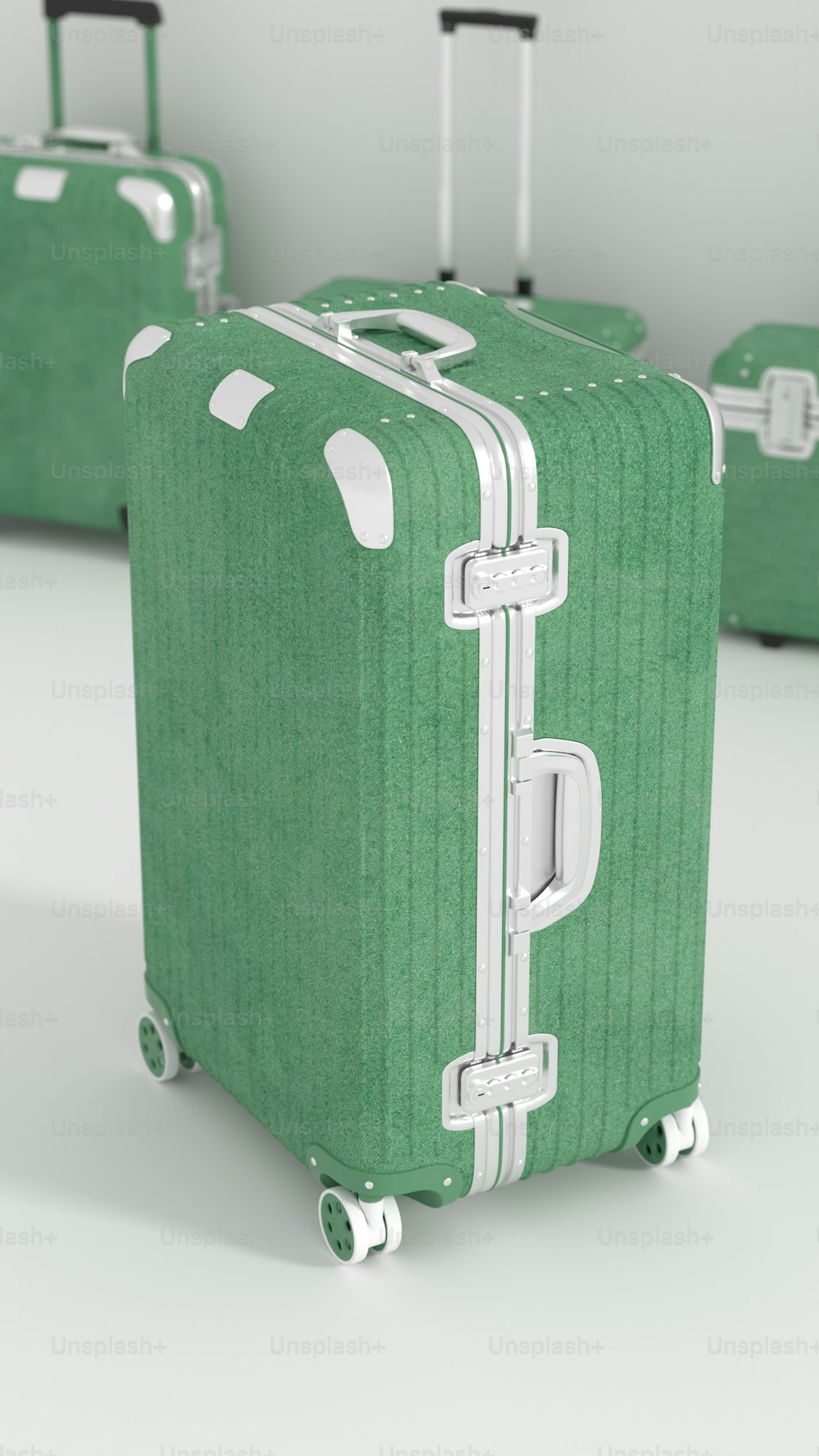 Tre bagagli verdi seduti uno accanto all'altro