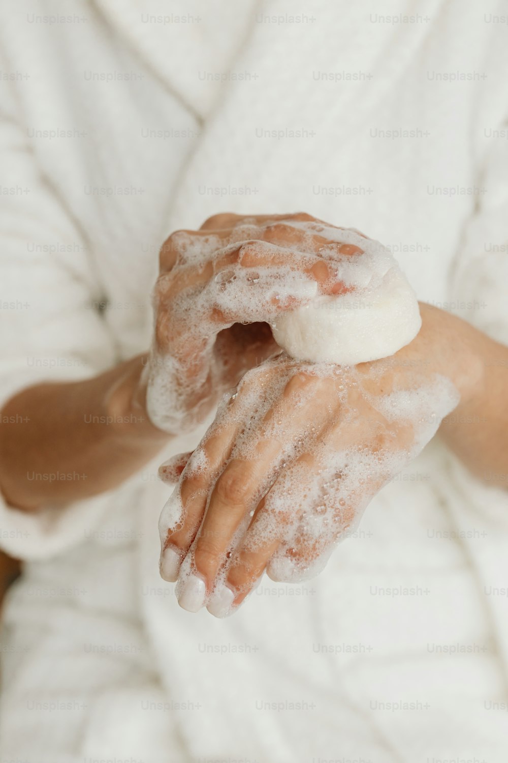 Una persona está cubierta de espuma y sostiene algo en sus manos