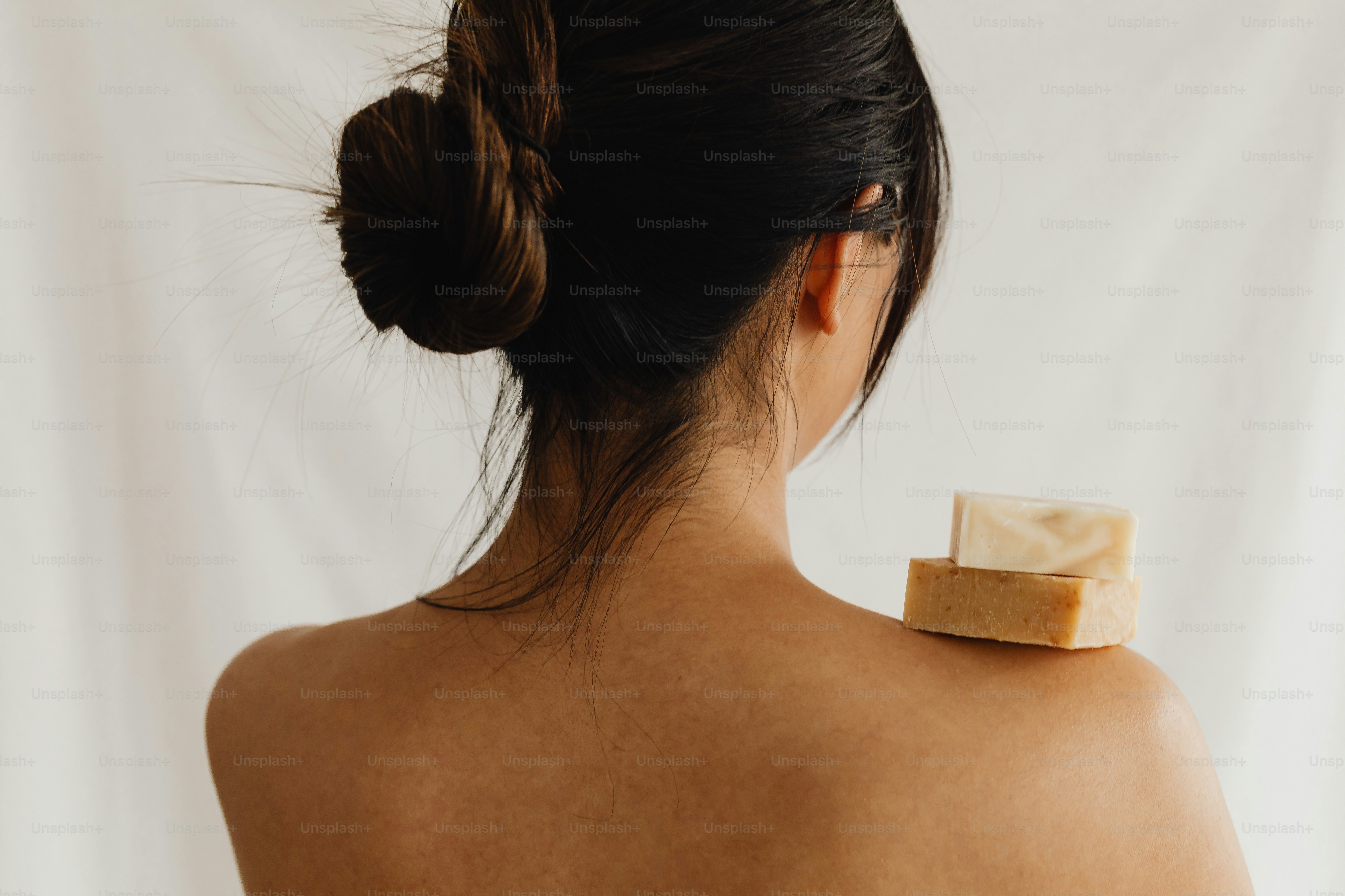 Una donna con un pezzo di sapone sulla schiena