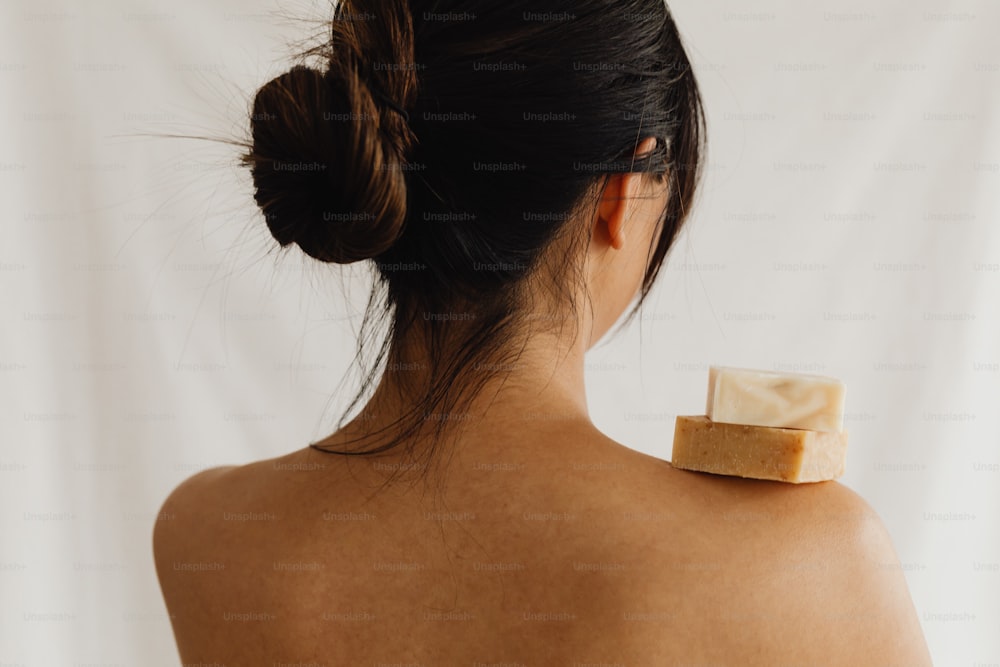 Eine Frau mit einem Stück Seife auf dem Rücken