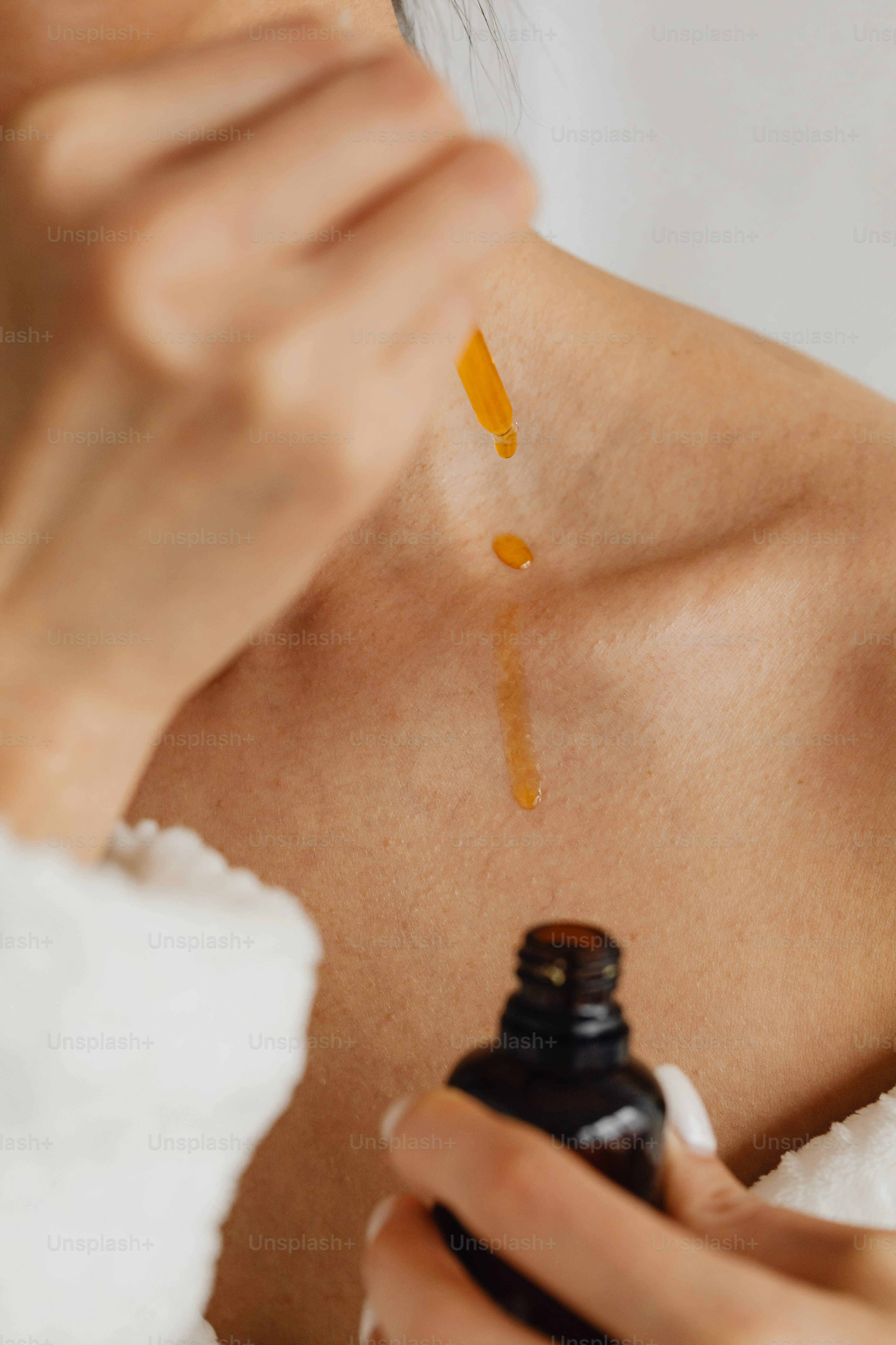 Eine Frau mit einer Flasche Öl auf der Brust