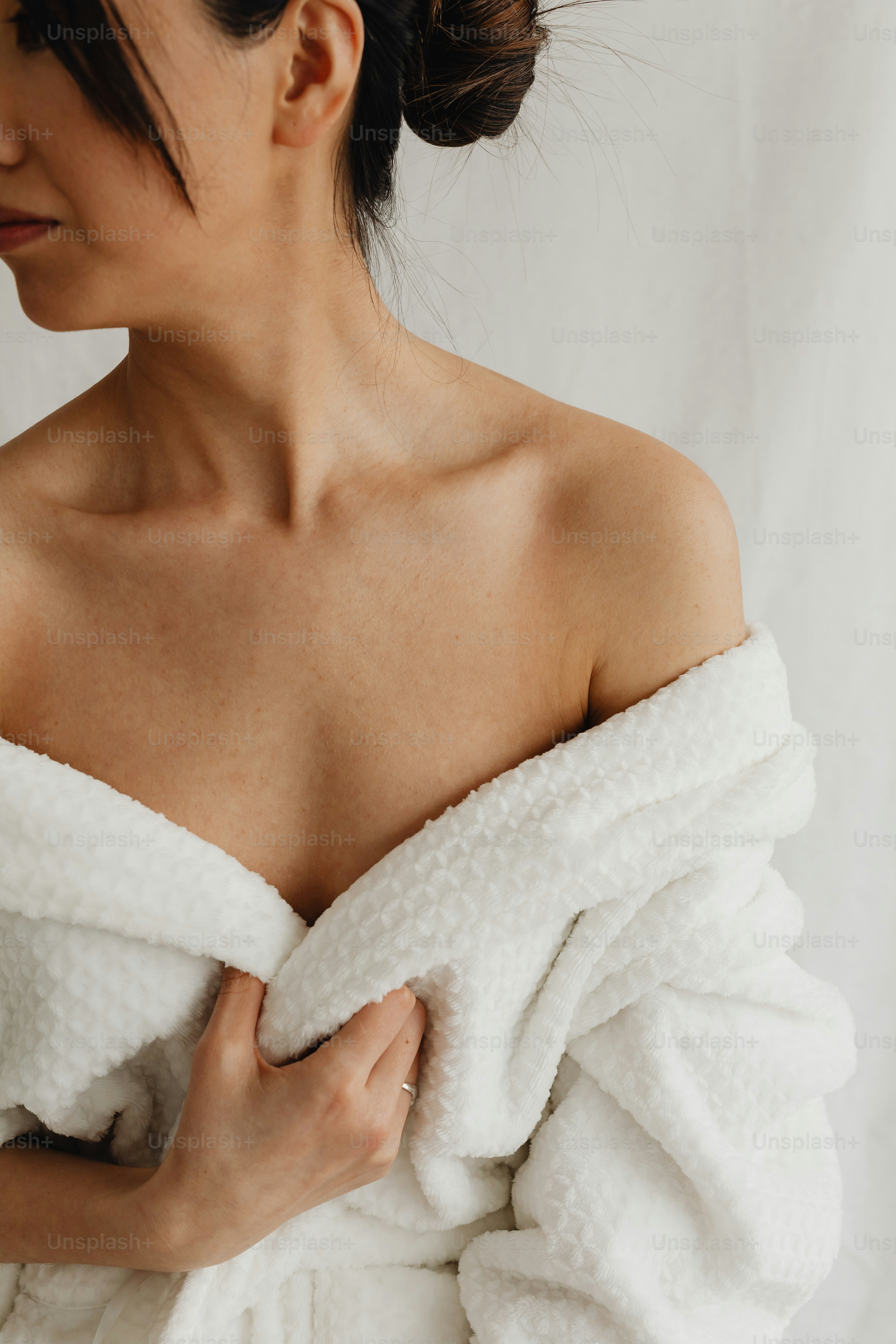Una donna avvolta in un asciugamano bianco