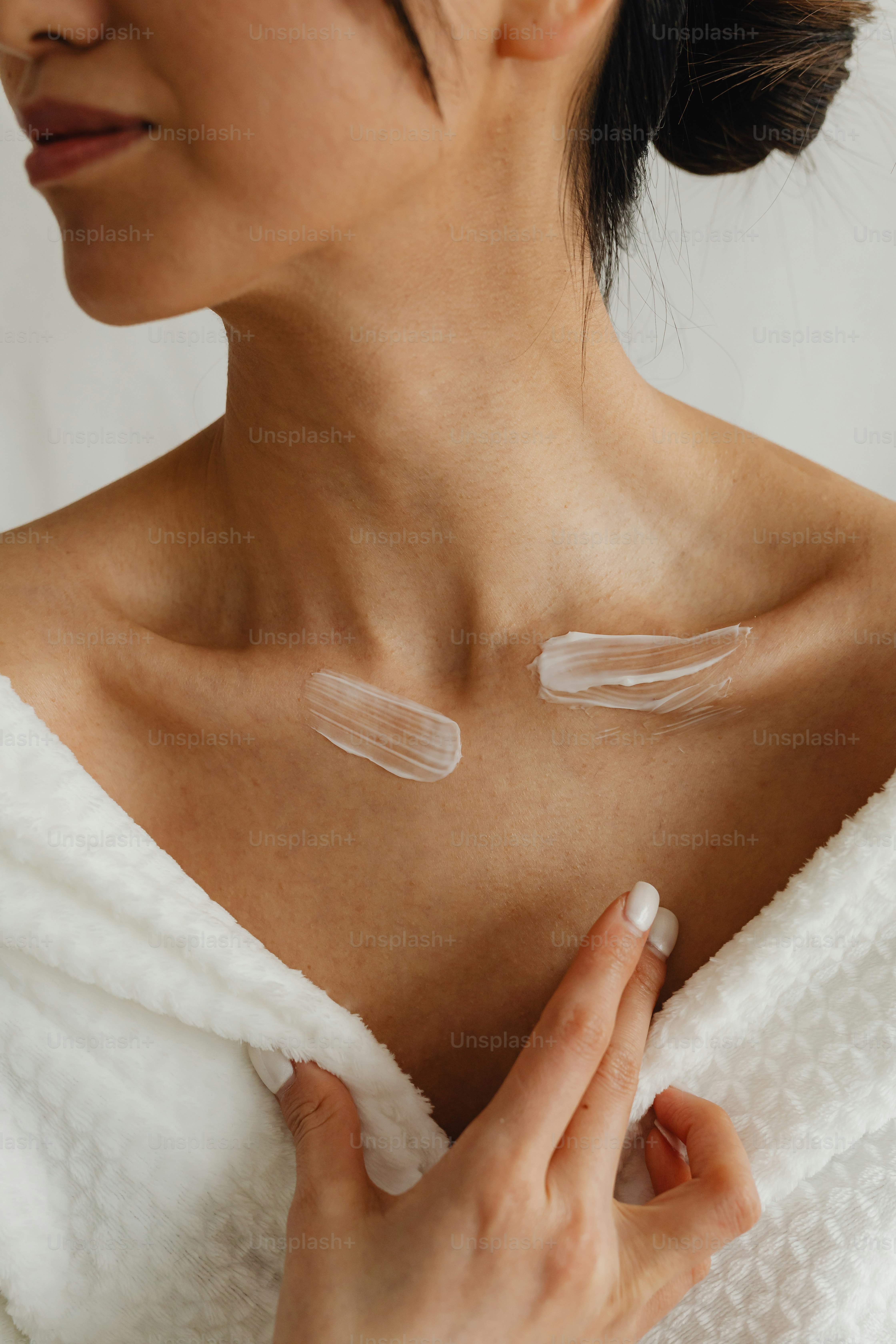 Eine Frau mit einem weißen Handtuch auf der Schulter