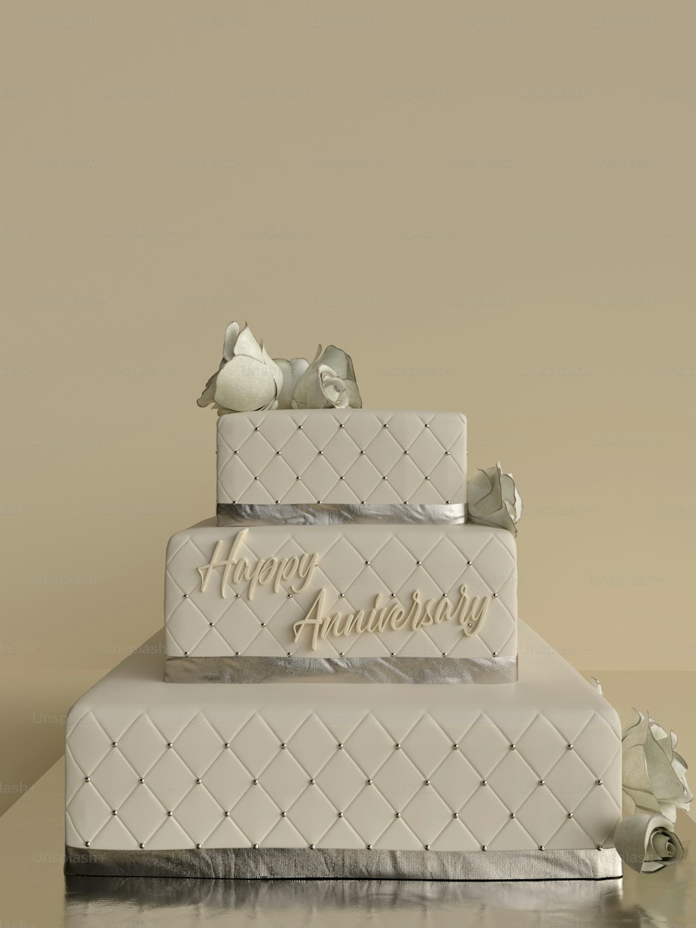 Una torta a tre livelli con un cartello di buon anniversario su di esso