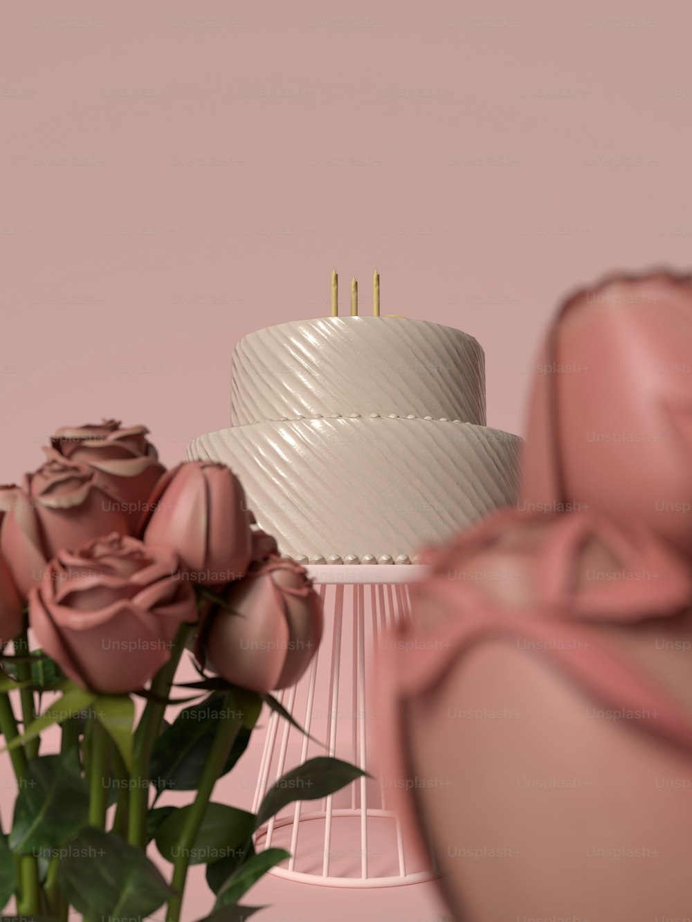 un gâteau blanc posé sur une table à côté de fleurs roses