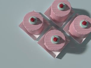 桜が乗ったピンクのケーキ3つ