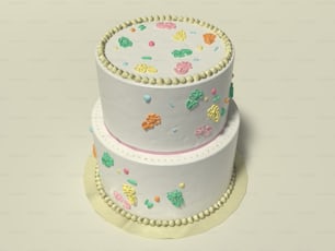 Un pastel de tres niveles decorado con dulces y caramelos