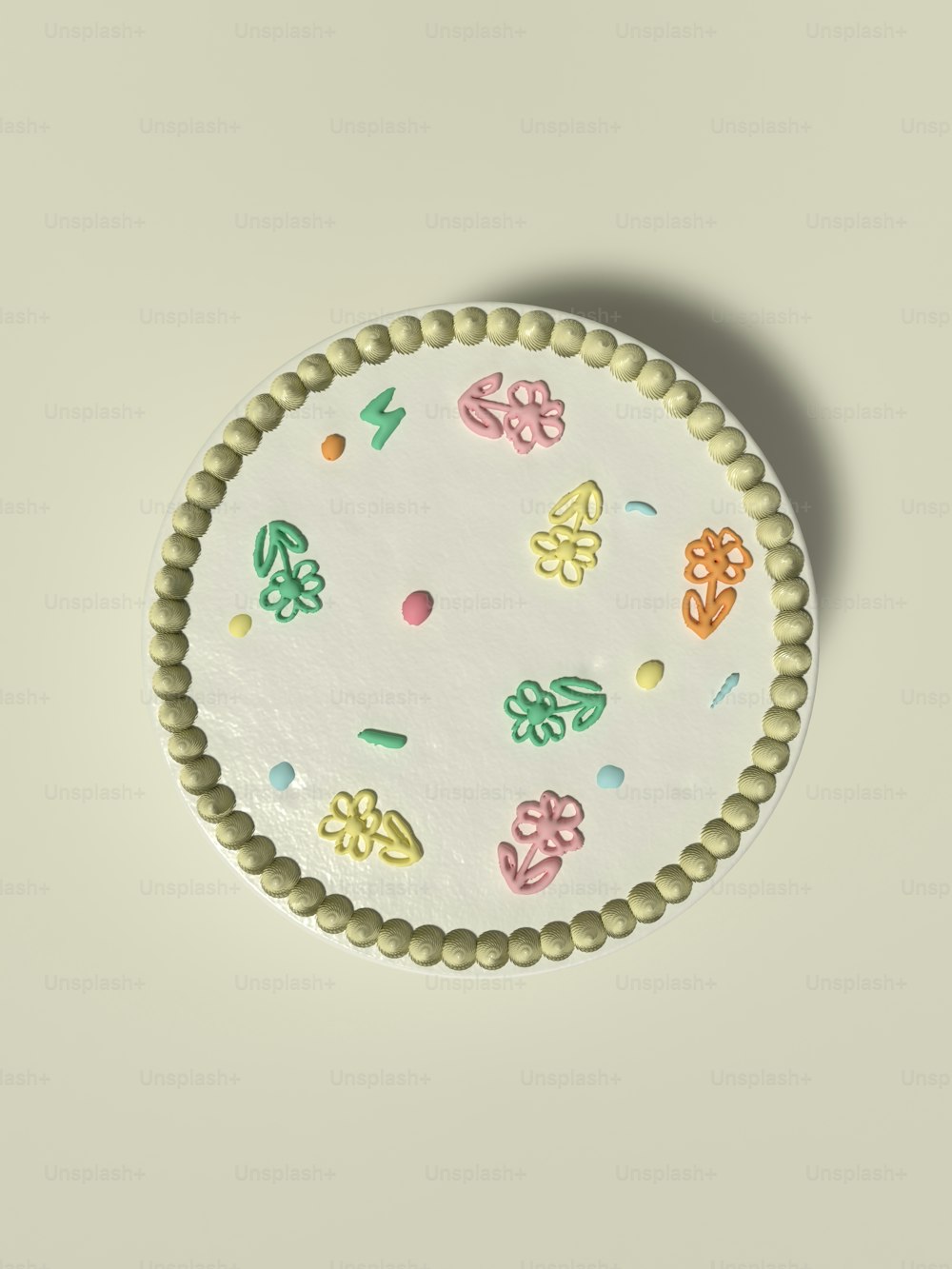 una torta bianca con decorazioni colorate su di essa