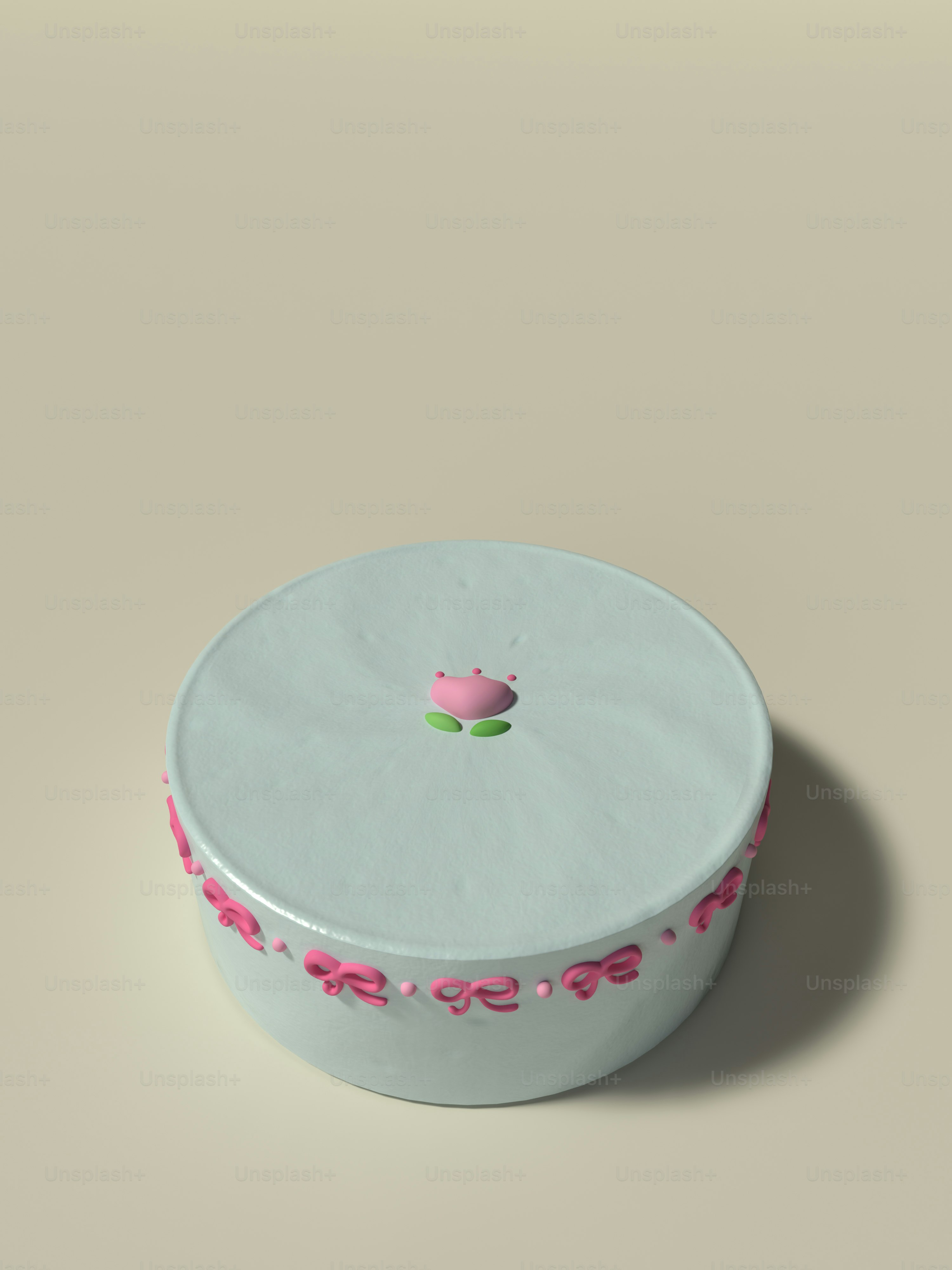 una ciotola bianca con un fiore rosa su di esso