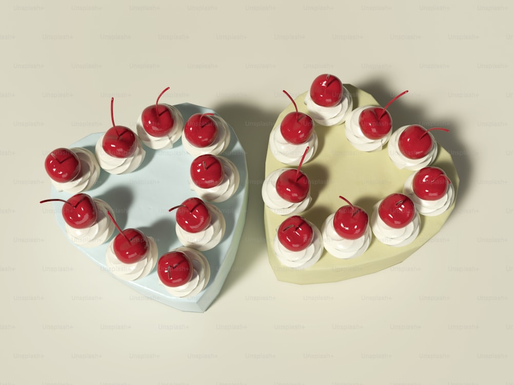 Un pastel en forma de corazón con glaseado blanco y cerezas rojas