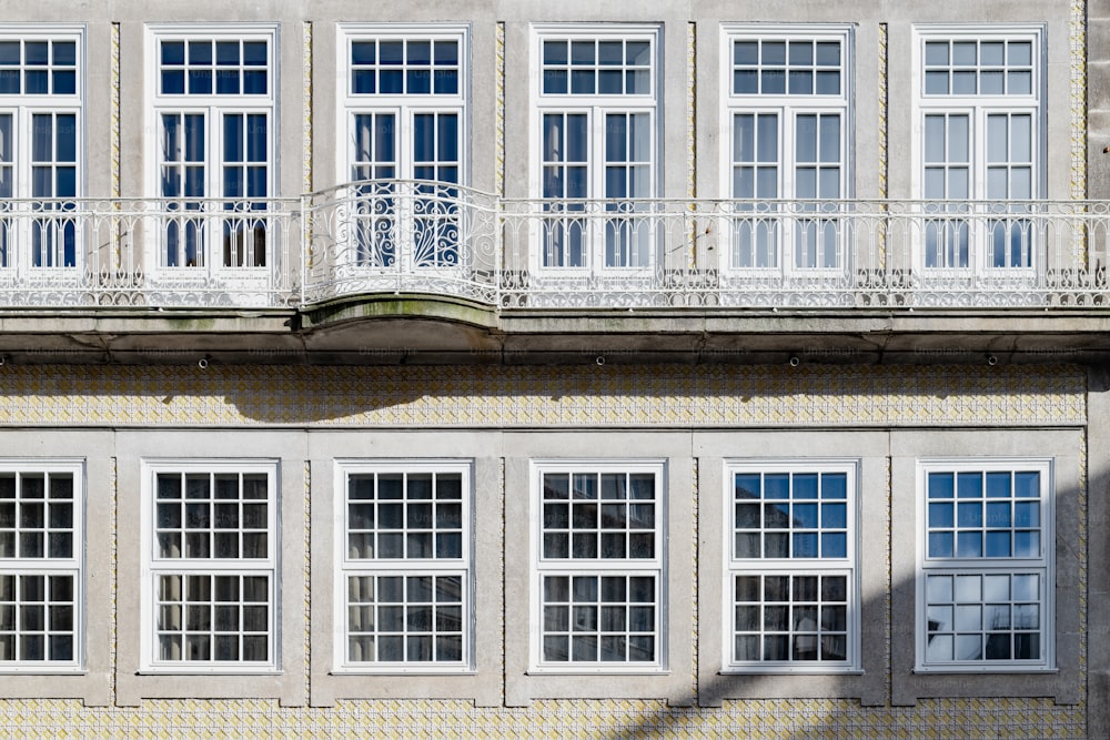 Un edificio con muchas ventanas y balcones