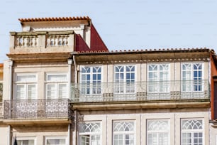 un edificio con un reloj en la parte delantera