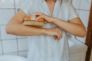 Una mujer cepillándose el pelo con un cepillo