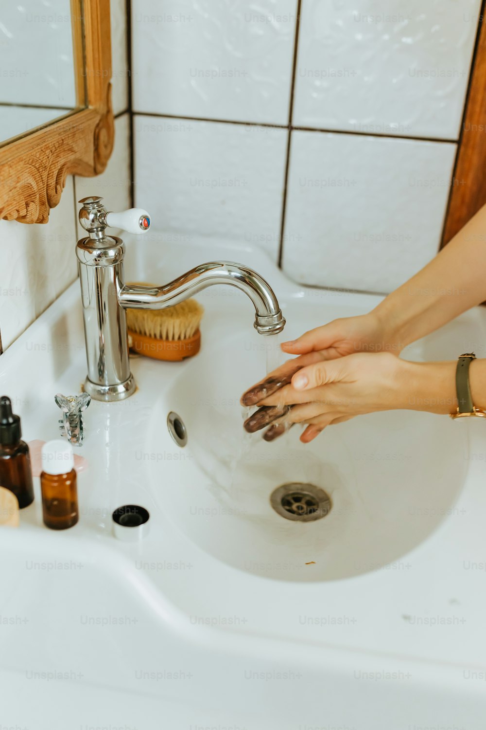 洗面台で手を洗う女性
