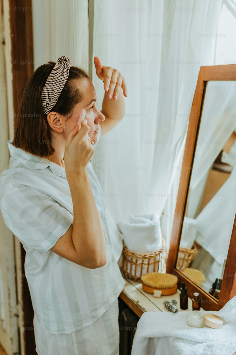 Eine Frau putzt sich die Zähne vor einem Spiegel
