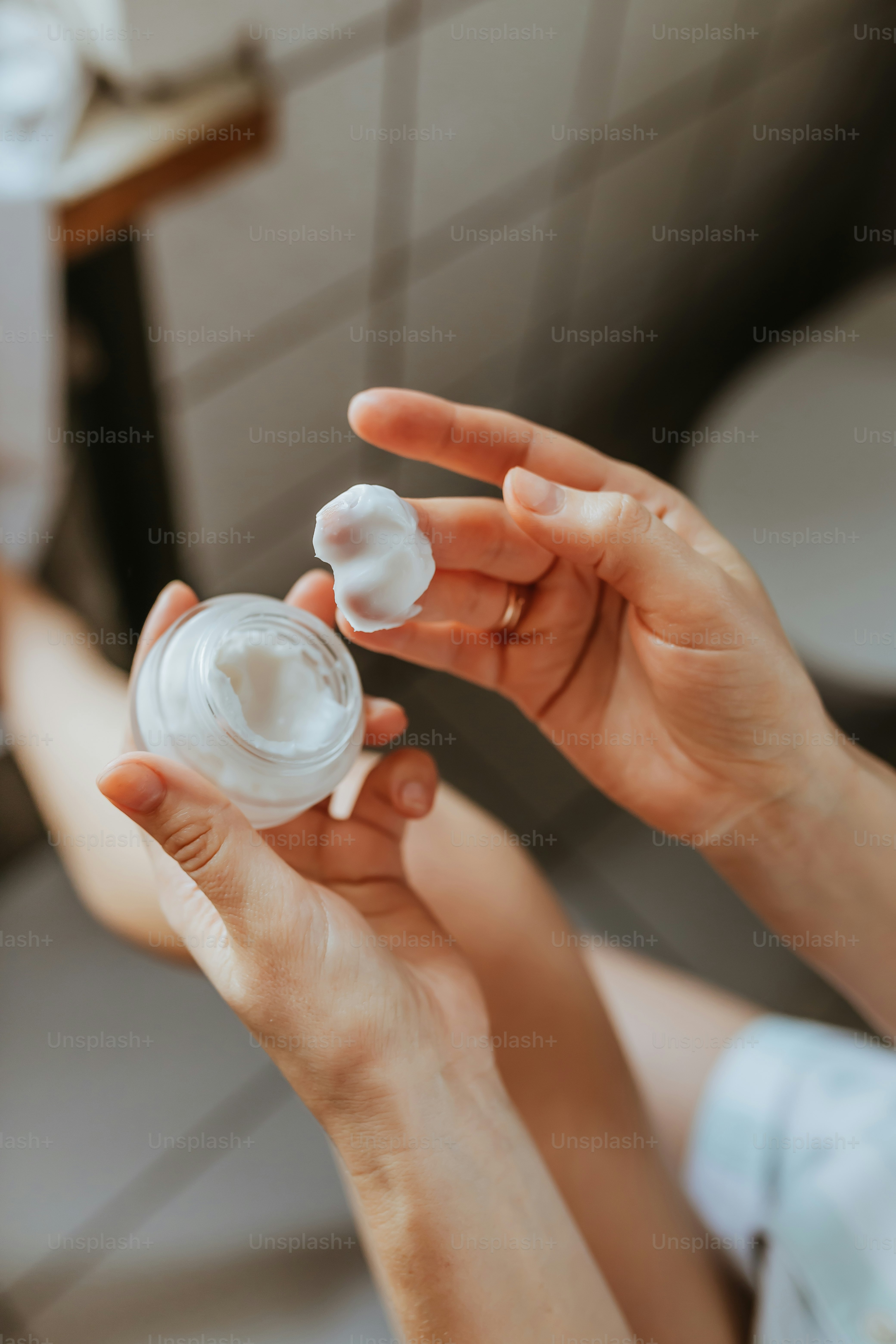 Eine Frau, die ein Glas Sahne in den Händen hält