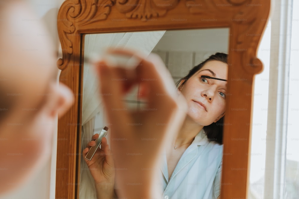 uma mulher está escovando os dentes na frente de um espelho