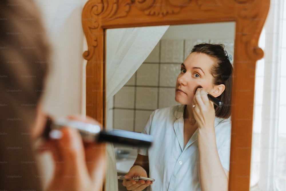 uma mulher escovando os dentes na frente de um espelho