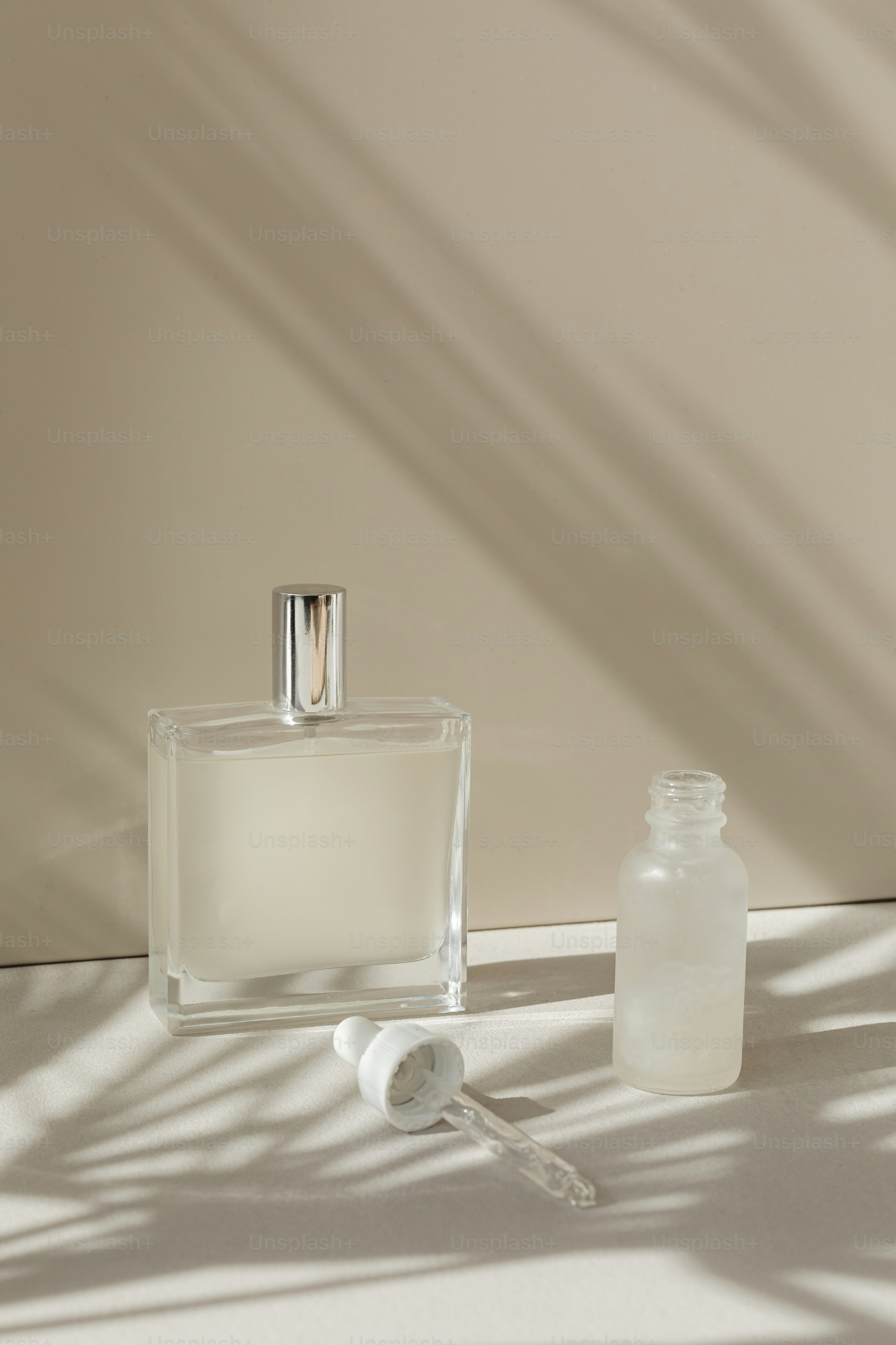 ケルンのボトルの隣にあるケルンのボトル