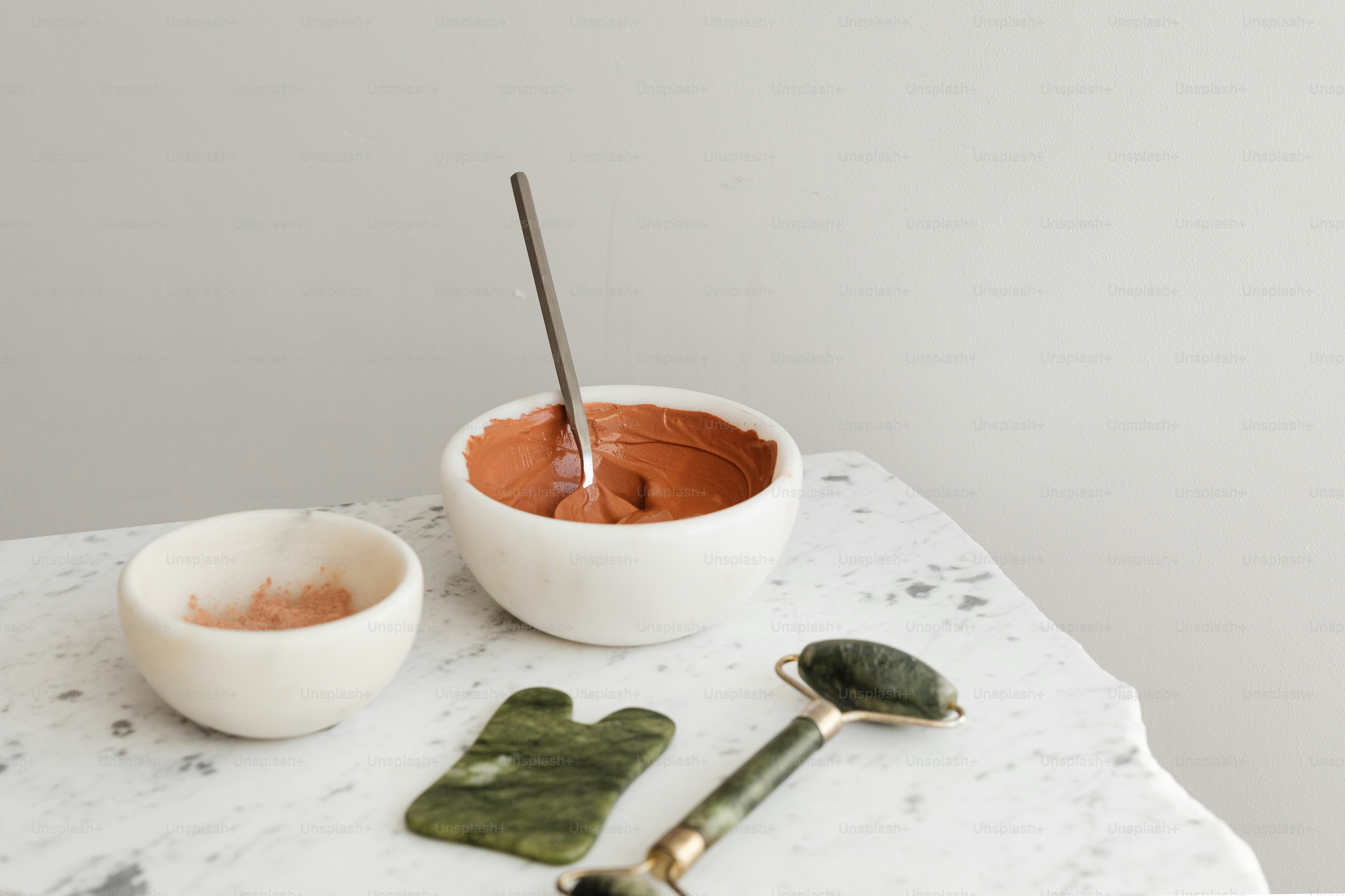 una mesa de mármol cubierta con un tazón de chocolate