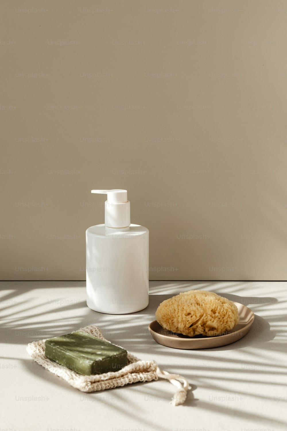 una bottiglia di sapone accanto a un piatto di sapone su un tavolo