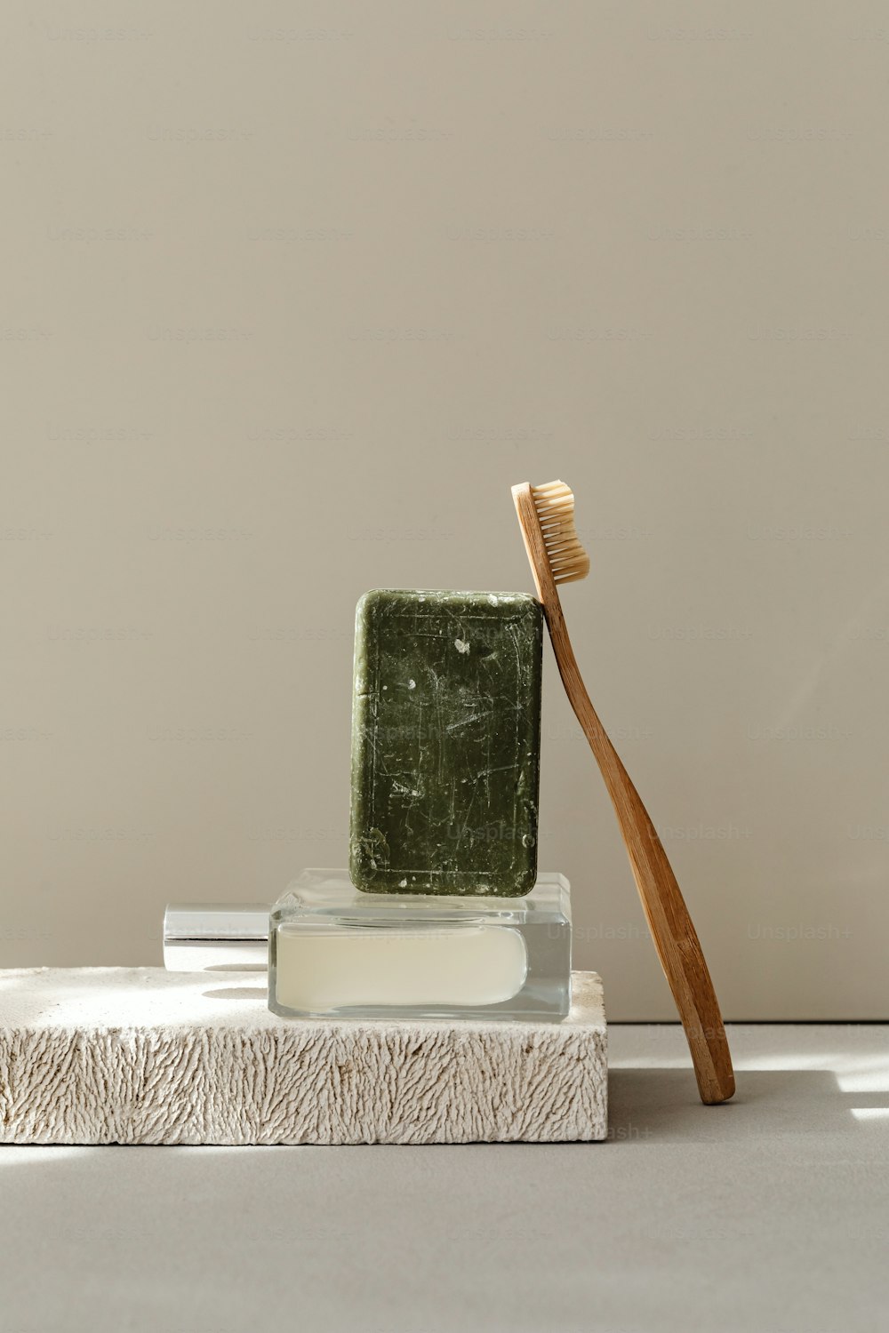 un cepillo de dientes sentado encima de un bloque de jabón