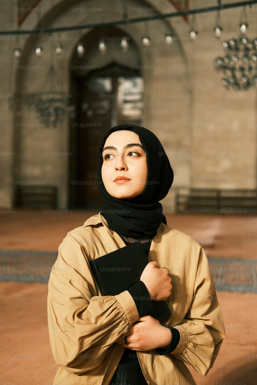 uma mulher em um hijab em pé em um edifício