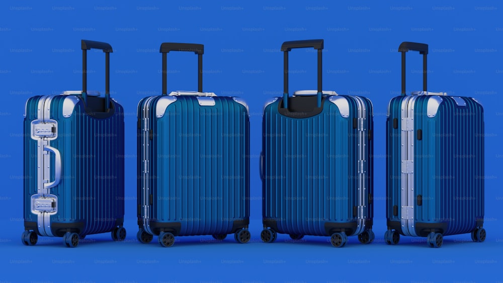 Tre bagagli blu seduti uno accanto all'altro
