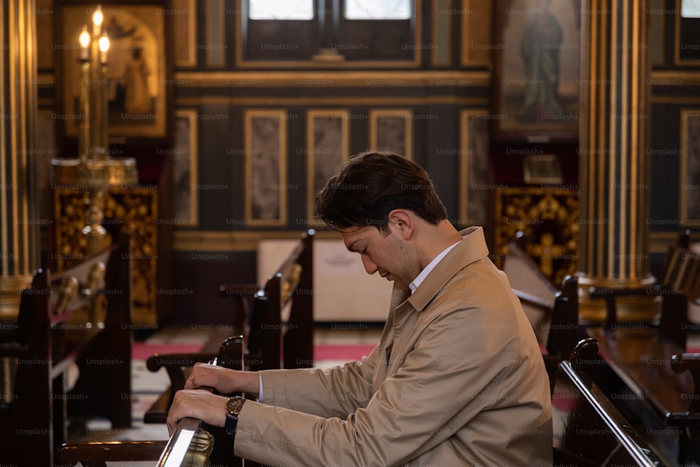 Un uomo seduto a un pianoforte in una chiesa