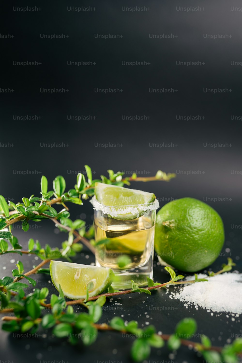 un verre de limonade avec un citron vert sur le côté