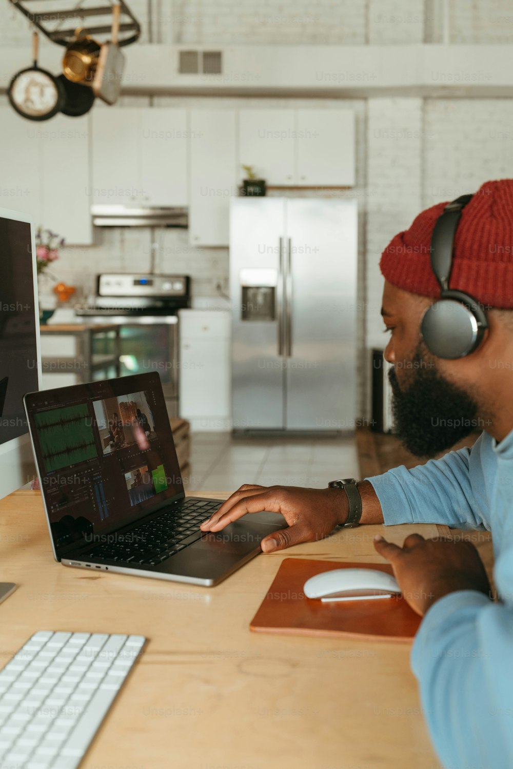 Ein Mann sitzt an einem Tisch mit einem Laptop