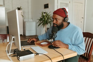 um homem sentado em uma mesa na frente de um computador